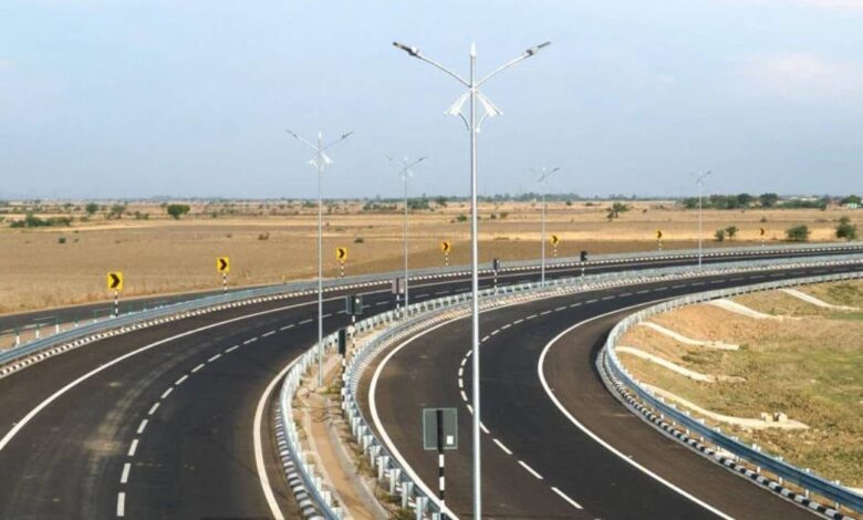 Delhi-Mumbai Expressway Accident News : हाईवे पर खराब कार को ठीक रहे थे 2 शख्स, अज्ञात वाहन ने मारी जोरदार टक्कर, मौत