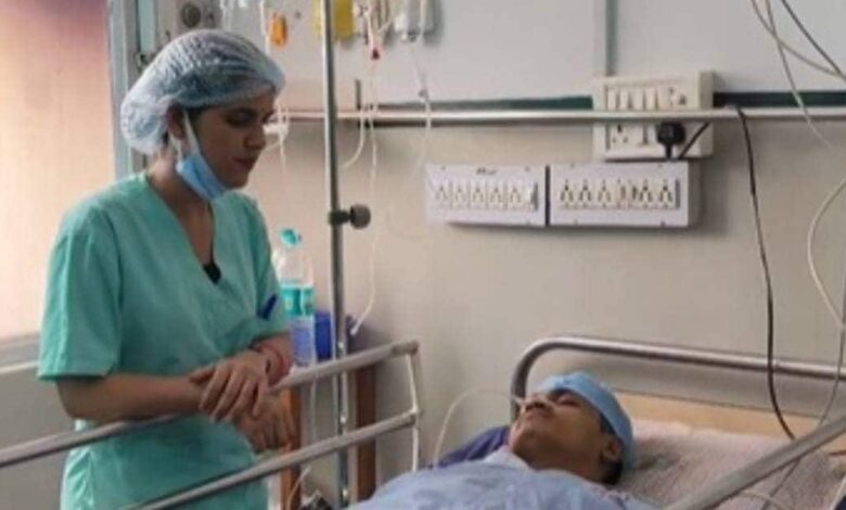 दुल्हन के घर बारात लेकर जा रहा था दूल्हा, अचानक शख्स ने कर दिया चाकू से हमला, खून से लथपथ होकर गिरा घोड़ी से