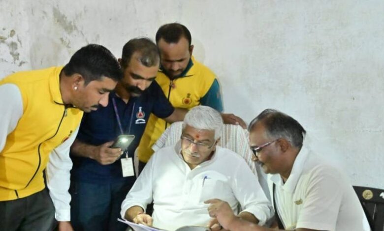 Jaisalmer News : केन्द्रीय मंत्री गजेन्द्र सिंह शेखावत ने बॉर्डर पर 'बंकर' में ली अधिकारियों की मिटिंग