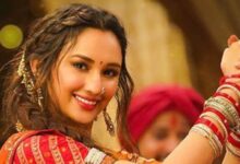 '300 लोगों का 45 डिग्री में डांस...' जुबां पर चढ़ा गाना 'ढोलीडा ढोल नगाड़ा', आकांक्षा शर्मा ने गरबा मूव्स से बनाया दीवाना