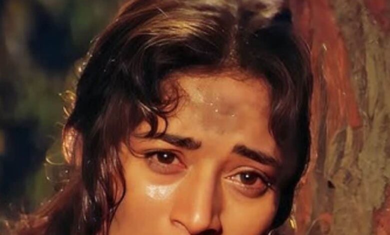 Bollywood Gossip: 'माधुरी तुम्हें ब्लाउज उतारना होगा', सुनते ही एक्ट्रेस ने 45 मिनट तक वैनिटी में खुद को किया बंद, भड़का डायरेक्टर