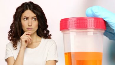 Dehydration Cause Dark Yellow Urine in Summer : गर्मी में डिहाइड्रेशन से पेशाब का रंग हो सकता है गहरा पीला, डॉक्टर बोले इससे बचने के लिए खूब पिएं पानी
