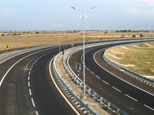 दिल्ली-मुंबई एक्सप्रेसवे पर बड़ा हादसा, अज्ञात वाहन ने 2 लोगों को उड़ाया, मौत