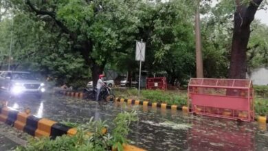Delhi NCR Toofan। Delhi NCR Rain। Delhi NCR Today Weather। दिल्ली-एनसीआर में आंधी-तूफान और बारिश से मौसम में बदलाव.