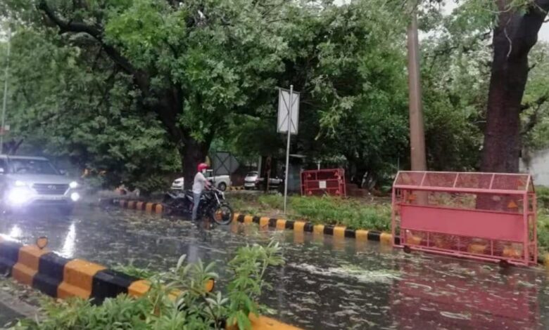 Delhi NCR Toofan। Delhi NCR Rain। Delhi NCR Today Weather। दिल्ली-एनसीआर में आंधी-तूफान और बारिश से मौसम में बदलाव.