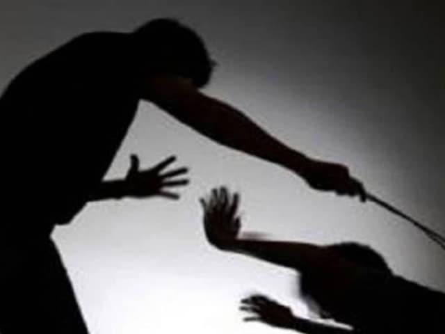 पत्नी लगा रही थी झाड़ू, पति की नींद में पड़ गया खलल, उठते ही बन गया हैवान