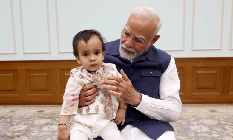 PM मोदी की गोद में बैठा यह बच्चा कौन है? प्रधानमंत्री कार्यालय में खूब लगाई दौड़