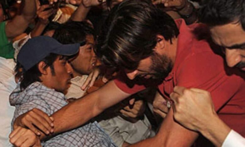 Shahid Afridi Attack by Fan: शाहिद अफरीदी की पिटाई का वीडियो वायरल