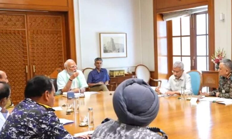 ऑपरेशन सिंदूर पर पीएम मोदी का आर्मी को साफ संदेश, वहां से गोली चलेगी तो यहां से गोला चलेगा