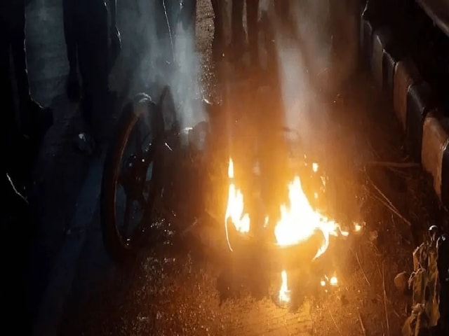 तीन दिन पहले बनी सुहागन, पति संग बाइक पर चिपक कर बैठी, यूं लौटी वापस