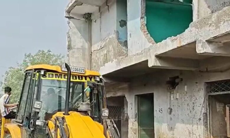 दिल्ली में सुबह-सुबह बुलडोजर एक्शन, तैमूर नगर में क्यों ढहा दिए गए कई मकान?