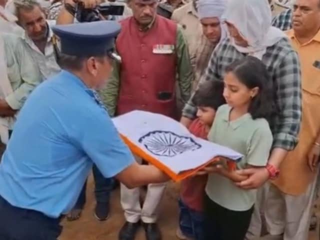भारत की हिम्मत वाली 11 साल की बेटी, पिता की शहादत को किया सेल्यूट और...