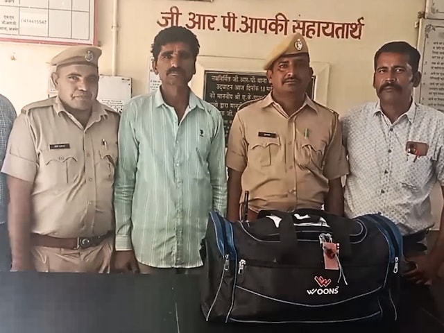 भारी बैग प्लेटफॉर्म पर नहीं रख रहा था युवक, GRP ने कहा-खोलो इसे, फिर...