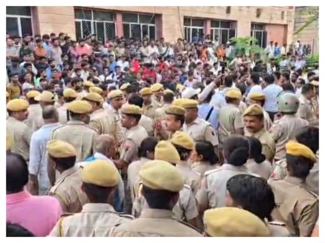 झालावाड़ मेडिकल कॉलेज बना रणभूमि! धरने पर लाठीचार्ज, नरेश मीणा हिरासत में