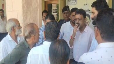 जालोर के आयुक्त की 'स्मोकिंग मीटिंग' पड़ी भारी... वायरल वीडियो के बाद विभाग ने दिखाई बड़ी सख्ती!