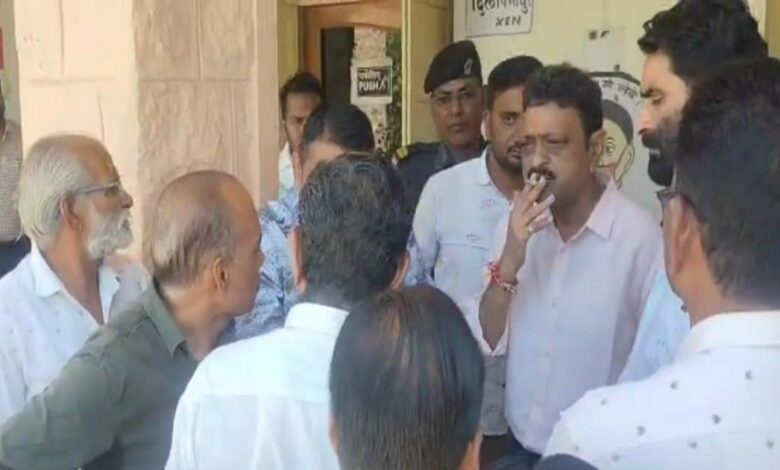 जालोर के आयुक्त की 'स्मोकिंग मीटिंग' पड़ी भारी... वायरल वीडियो के बाद विभाग ने दिखाई बड़ी सख्ती!