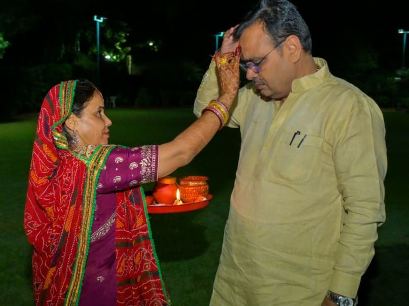 जयपुर में मुख्यमंत्री भजनलाल शर्मा ने धर्मपत्नी संग विधिवत मनाया करवा चौथ, व्रत खुलवाया जयपुर में मुख्यमंत्री भजनलाल शर्मा ने धर्मपत्नी संग विधिवत मनाया करवा चौथ, व्रत खुलवाया