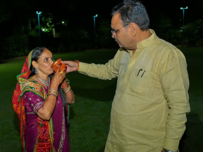 जयपुर में मुख्यमंत्री भजनलाल शर्मा ने धर्मपत्नी संग विधिवत मनाया करवा चौथ, व्रत खुलवाया जयपुर में मुख्यमंत्री भजनलाल शर्मा ने धर्मपत्नी संग विधिवत मनाया करवा चौथ, व्रत खुलवाया