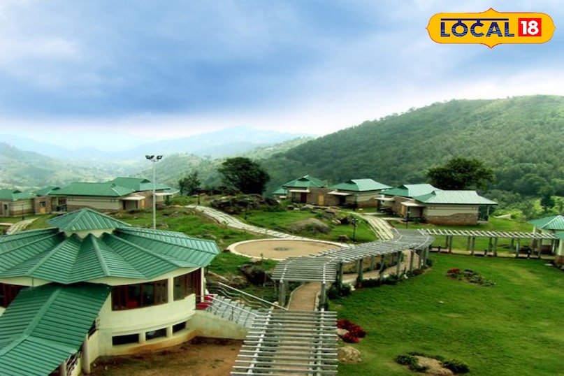 अनंतगिरी अनंतगिरी आरावली पहाड़ियों की तलहटी में बसा एक शांत और सुंदर हिल स्टेशन है। यह अपने कॉफ़ी और काली मिर्च के बागानों, घने जंगलों और नज़ारों के लिए मशहूर है। भीड़-भाड़ से दूर शांति चाहने वालों के लिए यह एक आदर्श जगह है। यह हैदराबाद से लगभग 2 se 3 घंटे की दूरी पर है 