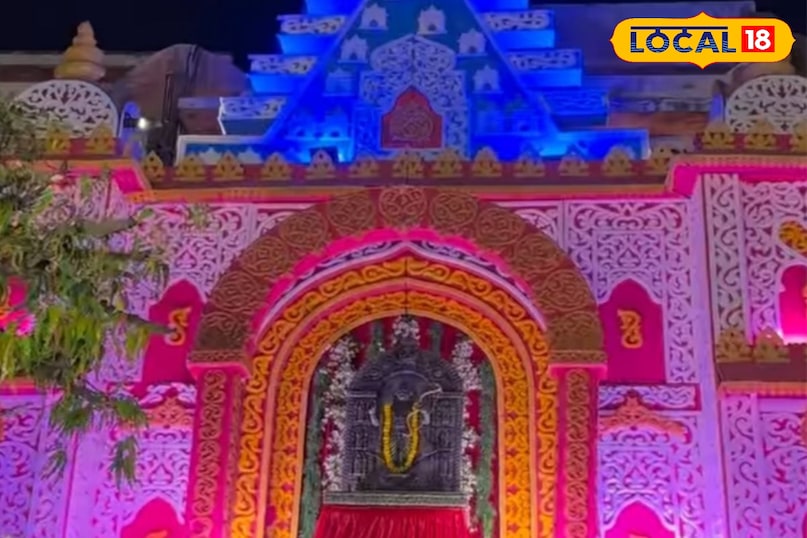 बाजारों में प्राचीन मंदिरों की सजी झांकियां 