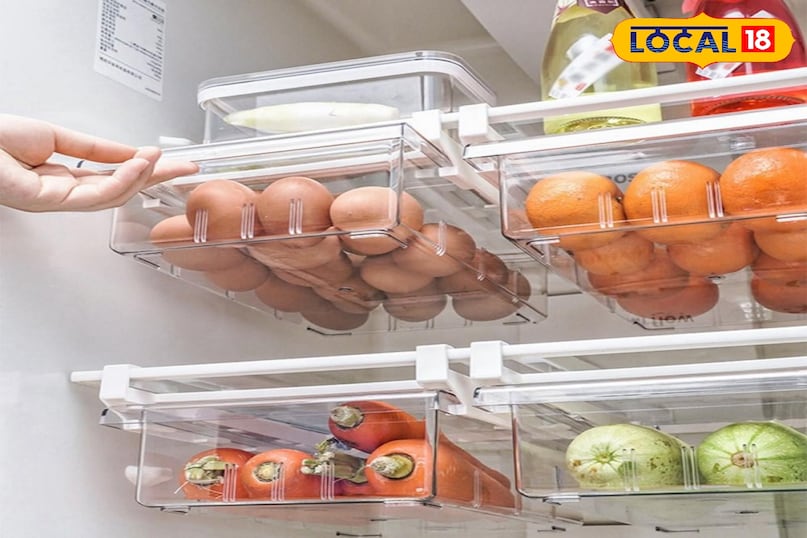 कंटेनरों और बास्केट का इस्तेमाल करें* फ्रिज की अलमारियों पर चीज़ें इधर-उधर बिखरी रहने की बजाय, अलग-अलग बास्केट या कंटेनरों में रखें। इससे न सिर्फ फ्रिज साफ-सुथरा दिखेगा, बल्कि चीज़ें एक जगह रहेंगी और गिरेंगी भी नहीं। छोटी-छोटी टोकरियों में सॉस की बोतलें, चीज़ के पैकेट, या योगर्ट के डिब्बे रख सकते हैं। सब्जियों को अलग-अलग दराज में रखने की बजाय, छोटे जालीदार बैग या बास्केट में अलग करके रखें ताकि उनकी हवा लगती रहे।