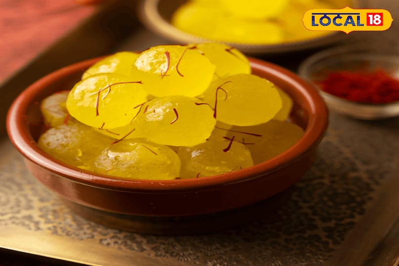 पेठा आगरा उत्तर प्रदेश की यह मशहूर मिठाई खरबूजे और चीनी से तैयार की जाती है। इसकी पारदर्शी बनावट और मुलायम स्वाद के चलते यह नुमाइश में खूब पसंद की जाती है। आज के समय में यह हैदराबाद के लगभग मिठाई दुकान पर मिल जाएगी। पेठा आगरा उत्तर प्रदेश की यह मशहूर मिठाई खरबूजे और चीनी से तैयार की जाती है। इसकी पारदर्शी बनावट और मुलायम स्वाद के चलते यह नुमाइश में खूब पसंद की जाती है। आज के समय में यह हैदराबाद के लगभग मिठाई दुकान पर मिल जाएगी।