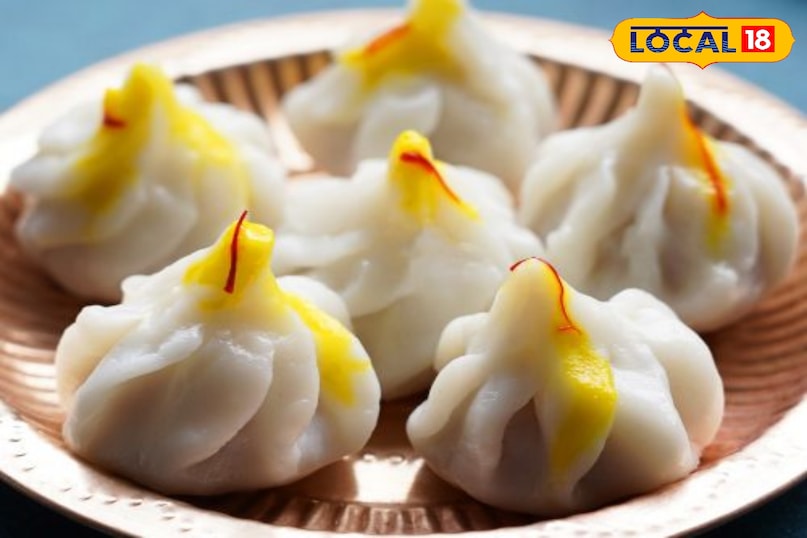 मोदक महाराष्ट्र की यह भाप से पकी हुई मिठाई चावल के आटे और कसा हुआ नारियल व गुड़ के मिश्रण से बनती है। गणेश चतुर्थी के दौरान इसका विशेष महत्व होता है। यह आपको बालाजी पवन मिठाई भंडार मिल जाएगी। मोदक महाराष्ट्र की यह भाप से पकी हुई मिठाई चावल के आटे और कसा हुआ नारियल व गुड़ के मिश्रण से बनती है। गणेश चतुर्थी के दौरान इसका विशेष महत्व होता है। यह आपको बालाजी पवन मिठाई भंडार मिल जाएगी।