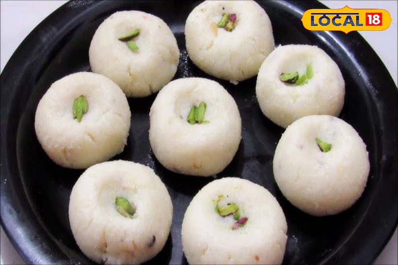 संदेश पश्चिम बंगाल की यह नाजुक मिठाई ताजे छेना और चीनी से तैयार होती है। इसमें कभी-कभी केसर या गुलाब जल का स्वाद भी मिलाया जाता है। यह हल्की, स्पंजी और कम मीठी होती है। यह आपको हैदराबाद के बीकानेरवाला मिठाई की दुकान पर मिल जाएगा। संदेश पश्चिम बंगाल की यह नाजुक मिठाई ताजे छेना और चीनी से तैयार होती है। इसमें कभी-कभी केसर या गुलाब जल का स्वाद भी मिलाया जाता है। यह हल्की, स्पंजी और कम मीठी होती है। यह आपको हैदराबाद के बीकानेरवाला मिठाई की दुकान पर मिल जाएगा।