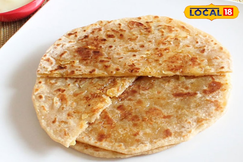 पूरन पोली यह रोटी जैसी दिखने वाली मिठाई गेहूँ के आटे या मैदे से बनती है और इसमें चना दाल और गुड़ की भरावन होती है। महाराष्ट्र और आंध्र प्रदेश के कुछ क्षेत्रों में त्योहारों में इसकी भरपूर मांग रहती है। यह आपको बालाजी पापालाल मिठाईवाला पर मिल जाएगी पूरन पोली यह रोटी जैसी दिखने वाली मिठाई गेहूँ के आटे या मैदे से बनती है और इसमें चना दाल और गुड़ की भरावन होती है। महाराष्ट्र और आंध्र प्रदेश के कुछ क्षेत्रों में त्योहारों में इसकी भरपूर मांग रहती है। यह आपको बालाजी पापालाल मिठाईवाला पर मिल जाएगी