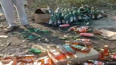 सिरोही में सड़क बनी 'मुफ्त का ठेका', राहगीरों ने जमकर लूटी शराब-बियर की बोतलें, प्रशासन में मचा हड़कंप!