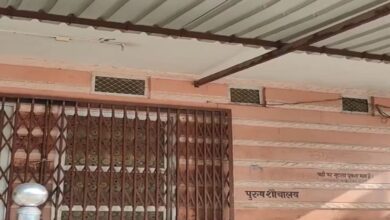 'पीछे कहीं भी चली जाओ'... स्वच्छ भारत का सच कैमरे में कैद, महिला ने टॉयलेट बंद देख खोला सिस्टम का 'गंदा' चेहरा!