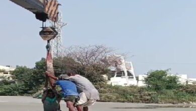 सुरक्षा नियमों की अनदेखी से युवक मार्बल स्लरी में फंसा