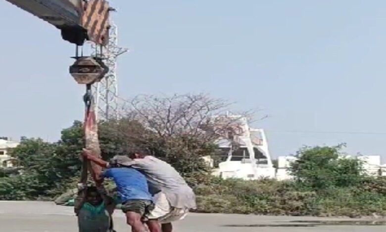 सुरक्षा नियमों की अनदेखी से युवक मार्बल स्लरी में फंसा