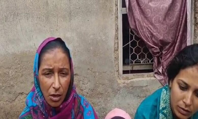 पति ने बदमाशों के साथ ससुराल में मचाया उत्पात, मिर्च पाउडर से सास पर किया हमला, फिर पत्नी के साथ की ये हरकत!