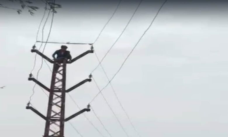 Rajasthan News: 'मेरी बहन को ढूंढो...' आक्रोशित नाबालिग बिजली पोल पर चढ़ी, पुलिस-प्रशासन के उड़े होश!