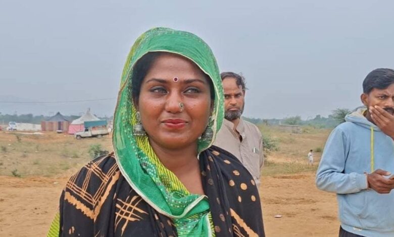 पुष्कर मेले में सामने आई नशीली आंखों वाली नई 'मोनालिसा', फोटो के लिए बेकाबू हो रहे लोग, सोशल मीडिया पर छाई