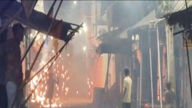 Ajab Gjab: ना जलने की परवाह ना जलाने का डर, आपने आज तक नहीं देखा होगा पटाखा यु्द्ध