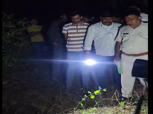 अलवर में सनसनी... कुएं से उठी बदबू, जब ग्रामीणों ने झांका तो सबके उड़ गए होश! अलवर में सनसनी... कुएं से उठी बदबू, जब ग्रामीणों ने झांका तो सबके उड़ गए होश!