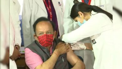 COVID 19: केंद्रीय स्वास्थ्य मंत्री डॉ. हर्षवर्धन ने लगवाया कोरोना का टीका, पत्नी ने अस्पताल को दिए 250 रुपए | COVID 19 : Union Health Minister Dr. Harsh Vardhan administered Corona vaccine, many leaders also got vaccinated!