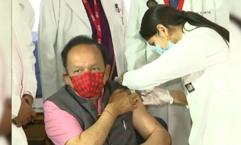 COVID 19: केंद्रीय स्वास्थ्य मंत्री डॉ. हर्षवर्धन ने लगवाया कोरोना का टीका, पत्नी ने अस्पताल को दिए 250 रुपए | COVID 19 : Union Health Minister Dr. Harsh Vardhan administered Corona vaccine, many leaders also got vaccinated!