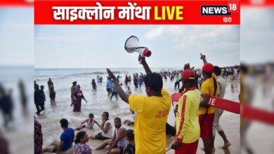 Cyclone Montha Live | Cyclone Montha Live Update | Cyclone Montha Landfall- साइक्लोन मोंथा का अटैक! आंध्र में रेड अलर्ट, 35 फ्लाइट्स कैंसिल, 65 ट्रेनें ठप, तुरंत देखें लैंडफॉल की LIVE लोकेशन