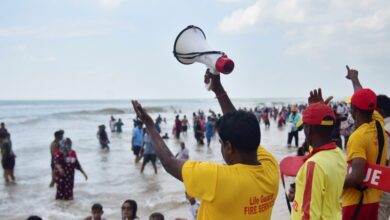 Cyclone Montha Live News | चक्रवात 'मोंथा' की तबाही शुरू: 110 किमी तक हवा का कहर, ट्रेनें-फ्लाइट्स कैंसिल, तटीय जिलों में हड़कंप