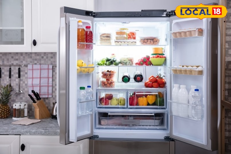 आजकल फ्रिज का इस्तेमाल लगभग हर घर में होने लगा है। गर्मी हो या सर्दी, फ्रिज हमेशा काम आता है। चाहे ठंडी चीज़ें खाने का मज़ा लेना हो या बचे हुए खाने को तरोताजा रखना हो। लोग फ्रिज में सब्जियाँ, ड्रिंक्स और भी बहुत कुछ रखते हैं। लेकिन कई बार फ्रिज में बहुत सारा सामान इकट्ठा हो जाता है, जिससे वह अस्त-व्यस्त दिखने लगता है और चीज़ें ढूँढने में भी मुश्किल होती है। अगर आप चाहती हैं कि आपका फ्रिज हमेशा साफ-सुथरा और व्यवस्थित रहे, तो आप इन आसान टिप्स को अपना सकती हैं।