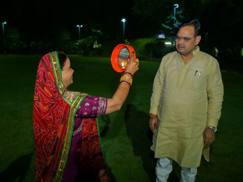 जयपुर में मुख्यमंत्री भजनलाल शर्मा ने धर्मपत्नी संग विधिवत मनाया करवा चौथ, व्रत खुलवाया जयपुर में मुख्यमंत्री भजनलाल शर्मा ने धर्मपत्नी संग विधिवत मनाया करवा चौथ, व्रत खुलवाया