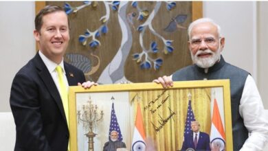 PM मोदी से मिले अमेरिकी राजदूत सर्जियो गोर, संग लाए खास तोहफा और डोनाल्ड ट्रंप का 'पर्सनल' मैसेज