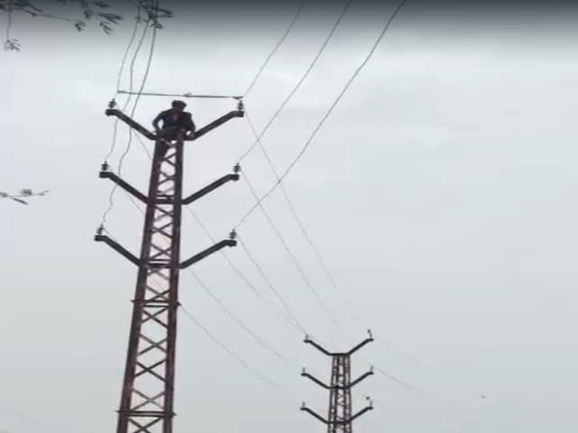 मेरी बहन को... आक्रोशित नाबालिग बिजली पोल पर चढ़ी, पुलिस-प्रशासन के उड़े होश!