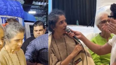 Satish Shah Prayer Meet: खोईं-खोईं नजर आईं सतीश शाह की पत्नी, पति की याद में सोनू निगम संग गाया 'तेरे मेरे सपने अब...'