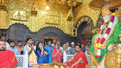 Suryakumar Yadav Visit Shirdi: वाइफ के संग साईं बाबा के दर्शन करने पहुंचे सूर्यकुमार यादव