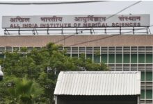 delhi aiims faculty association FAIMS demands reinstatement of doctor a k bisoiएम्स प्रोफेसर के पक्ष में उतरे फैकल्टी डॉक्टर, विरोध प्रदर्शन और सामूहिक छुट्टी पर जाने की दी चेतावनी