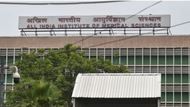delhi aiims faculty association FAIMS demands reinstatement of doctor a k bisoiएम्स प्रोफेसर के पक्ष में उतरे फैकल्टी डॉक्टर, विरोध प्रदर्शन और सामूहिक छुट्टी पर जाने की दी चेतावनी